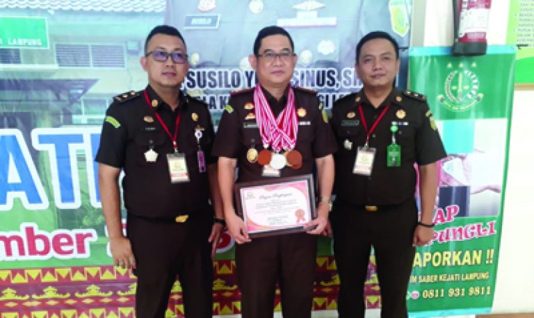 Kejari Bandarlampung Raih Penghargaan Atas Prestasi Kinerja Enam Bidang