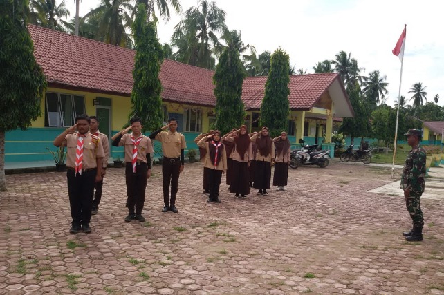 Persiapan Hadapi Persami Babinsa Latih PBB Saka Wira Kartika SMAN 1 Idi Tunong