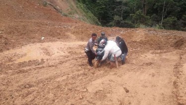 Longsor di Jalan Nasional Sungai Penuh Jambi-Tapan Sumbar Terputus