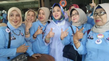 Titiek Soeharto Disambut Antusias oleh Emak-emak Pecinta Prabowo-Sandiaga di Palembang