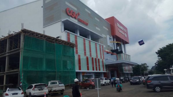 Dinding Gedung Transmart Amruk, Tiga Mobil Rusak