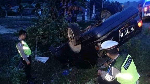 Mobil Dua Pegawai Honorer Pemkab Mesuji Terbalik Satu Tewas