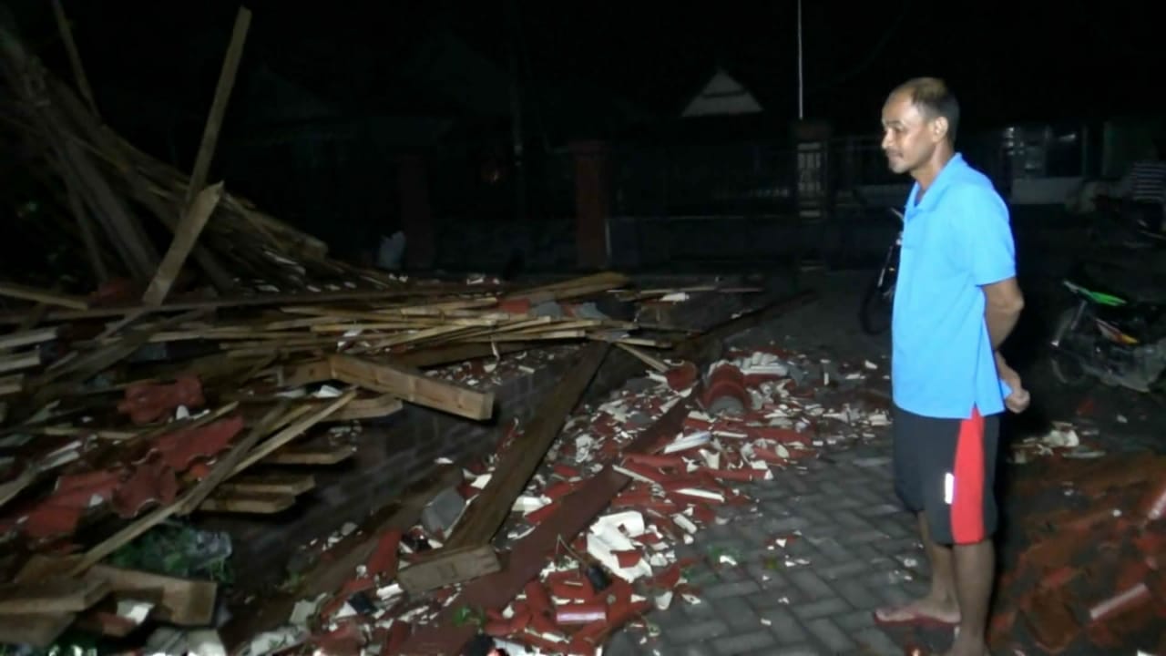 Hujan disertai Angin Kencang Terjang Desa Blembem, Satu Rumah Roboh