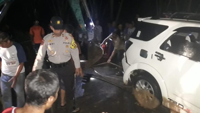 Sebuah Mobil Terbawa Arus Banjir di Bangka Selatan
