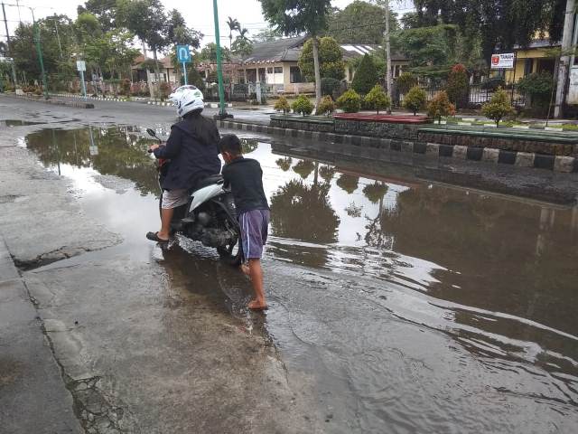 Penanggungjawab Jalan Protokol Lambar Rusak dan Berlubang Dipertanyakan?