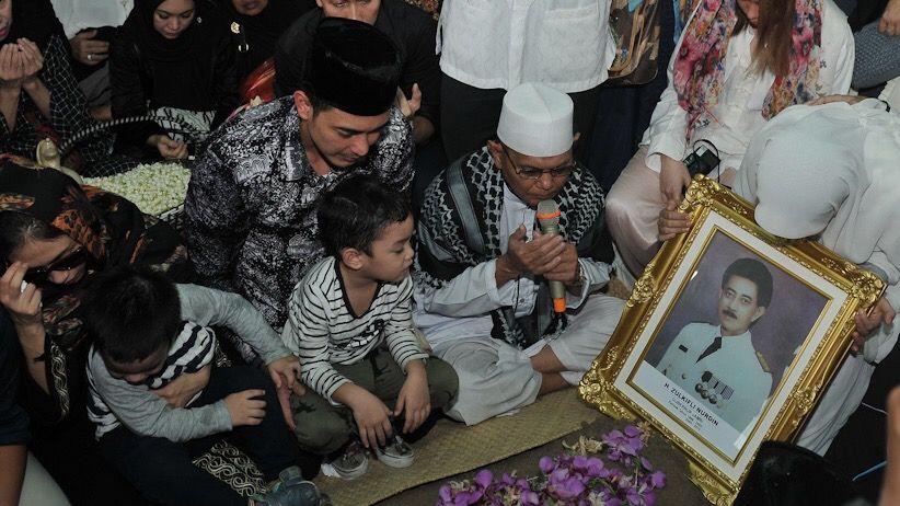 Hadiri Pemakaman Ayah, Zumi Zola Dijaga Ketat Petugas KPK dan Brimob