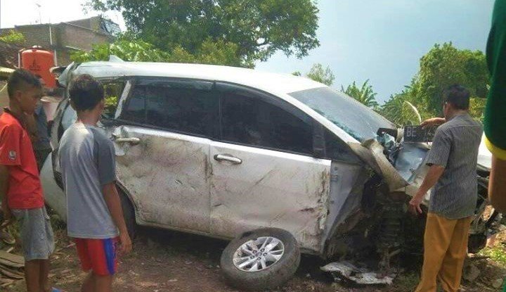 Terobos Perlintasan Kereta Api Mobil Innova Terseret Babaranjang