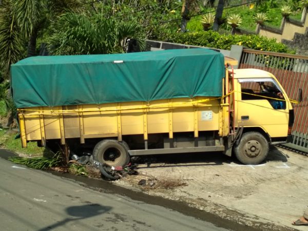 Tak Kuat Menanjak Truk Mundur Tambrak Empat Motor dan Dua Mobil, Satu Tewas Anaknya Kritis