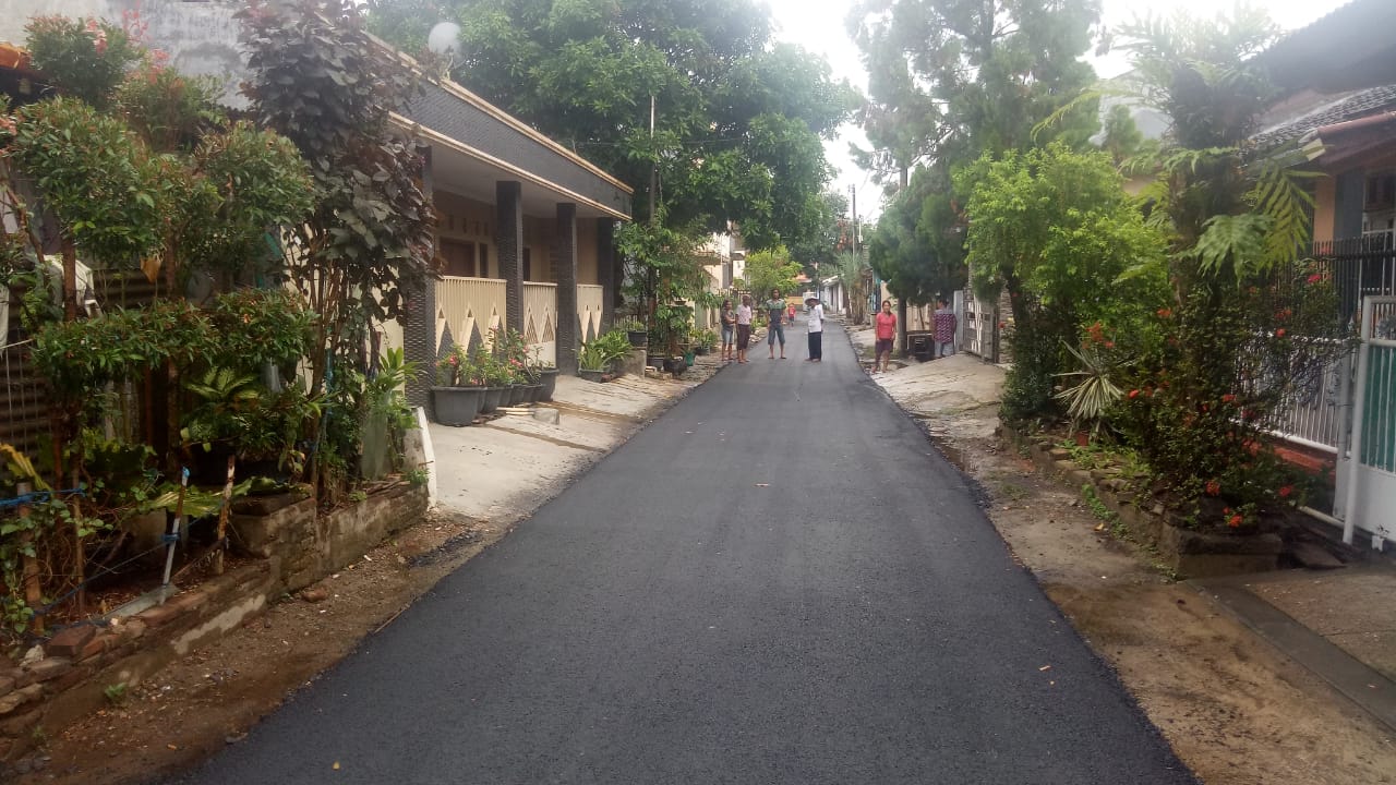 Warga Sambut Gembira Jalan Perumahan Taman Lopang Indah di Hotmix