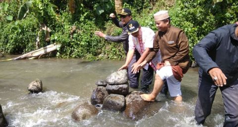 Hindari Musrik Muspika Cimahu Bubarkan Tumpukan Batu Disungai