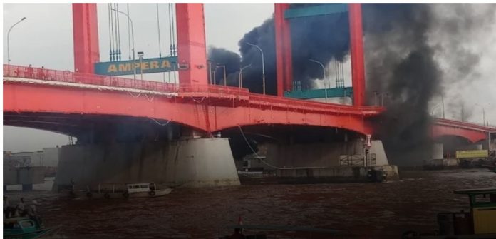 Kapal Muatan BBM Meledak dan Terbakar Dibawah Jembatan Ampera