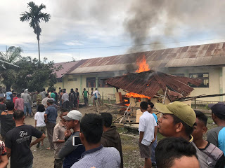 Tiga Warga Terkena Tembakan Saat Pembubaran Massa ‘Penyerbuan’ Mapolsek Bandahara