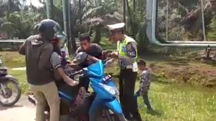 Tidak Mampu Sewa Ambulan Rumah Sakit Anak Bawa Mayat Orangtua Pakai Motor