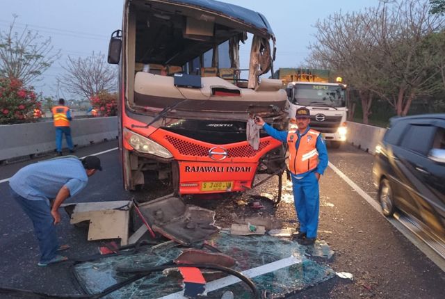 Bus Rajawali Berkat Serempet Truk Tronton di Jalan Tol, Kondektur Tewas Terjepit