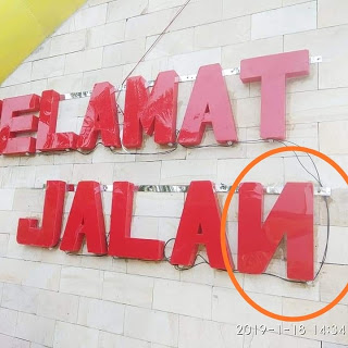 Pemasangan Huruf di Tugu Selamat Datang Lamtim Terbalik