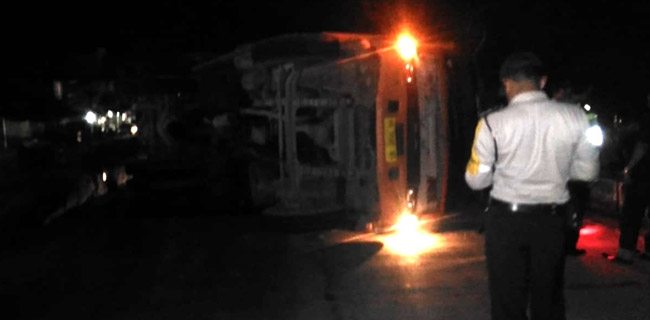 Truk Muatan Batu Split Terguling di Bakauheni