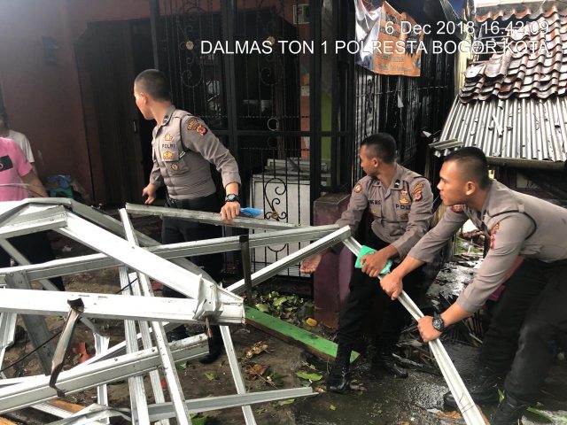 Polresta Bogor Kota Evakuasi Korban Bencana Alam