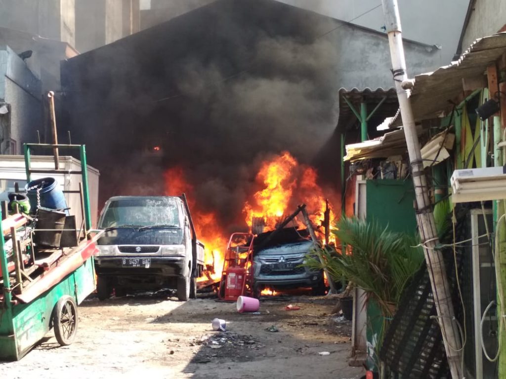 Si Jago Merah Hanguskan Satu Unit Rumah dan Dua Mobil