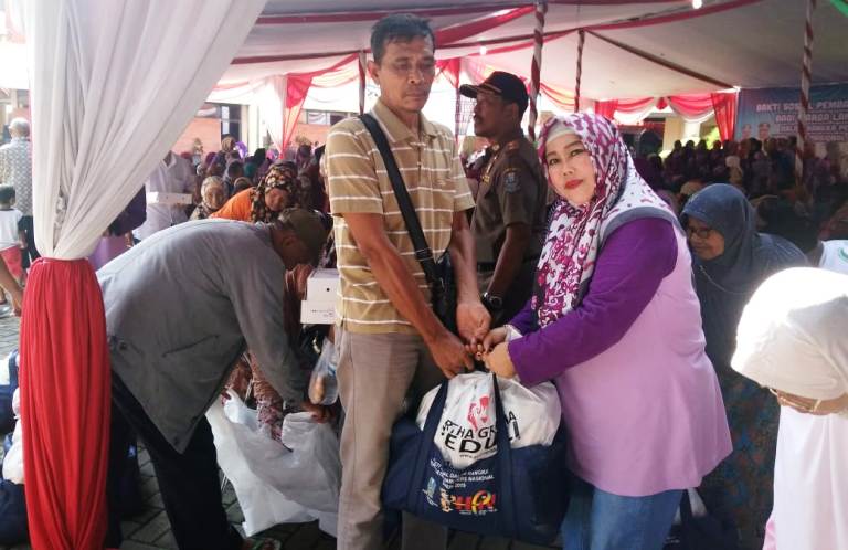 IKWI Bagikan 160 Paket Sembako untuk Lansia