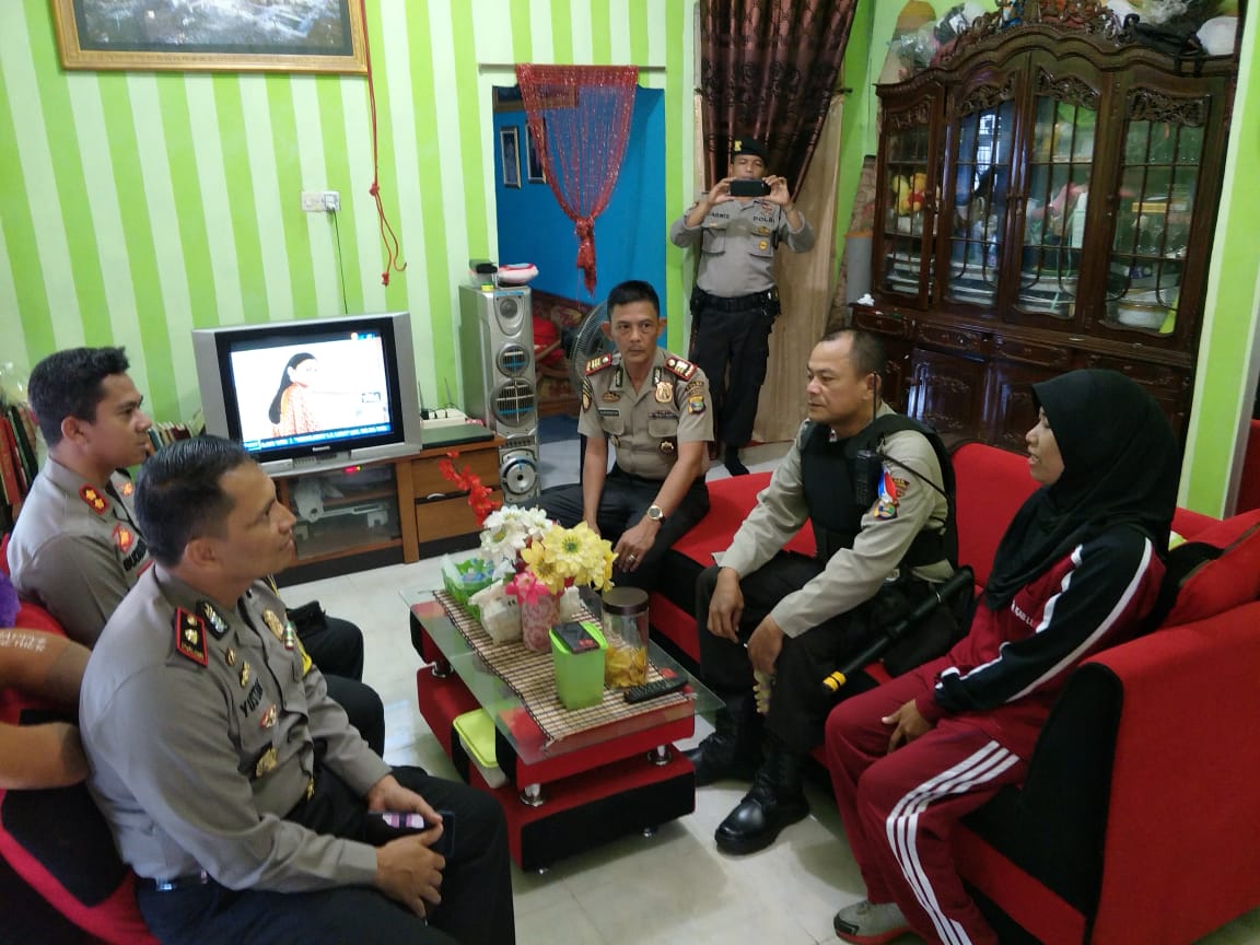 Kapolres Lampura Besuk Anggota Bhayangkari Yang Sakit
