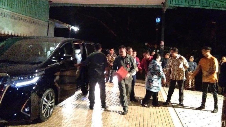 Megawati dan Presiden Jokowi Keluar Keraton Jogja Tanpa Kabar?
