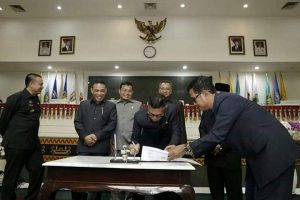 Sekda Dan Ketua DPRD Tandatangani KUA PPAS Lampung 2018, APBD Rp7,5 Triliun