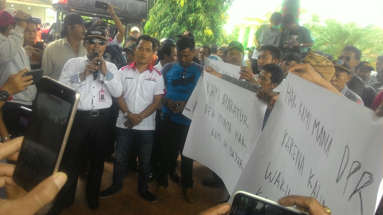 Ratusan Elemen Masyarakat Lampura Tuntut Pemakzulan Agung Ilmu Mangkunegara