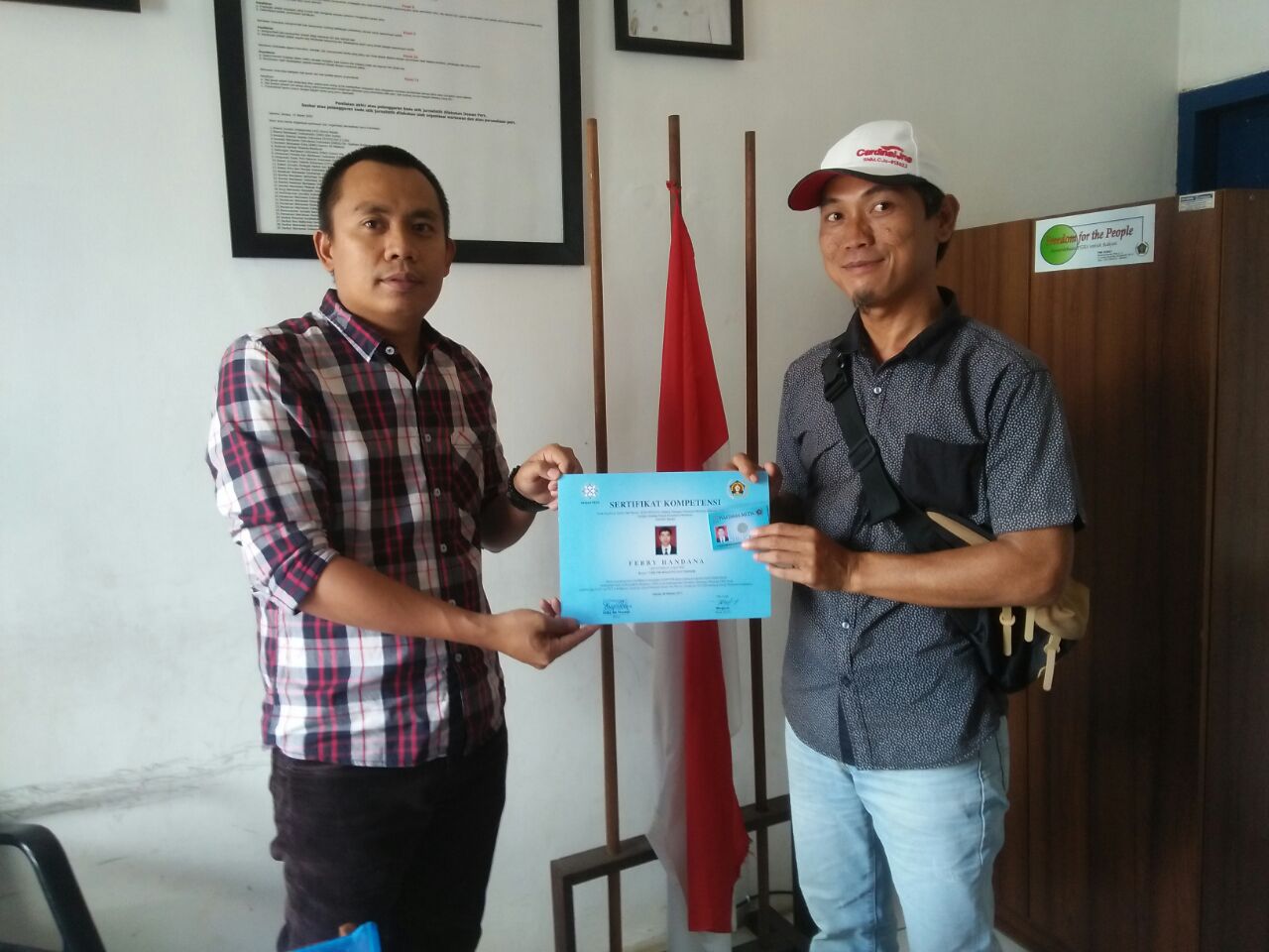 Ketua PWI Cabang Lampura Serahkan 30 Kartu Anggota dan Sertifikat Kompetensi