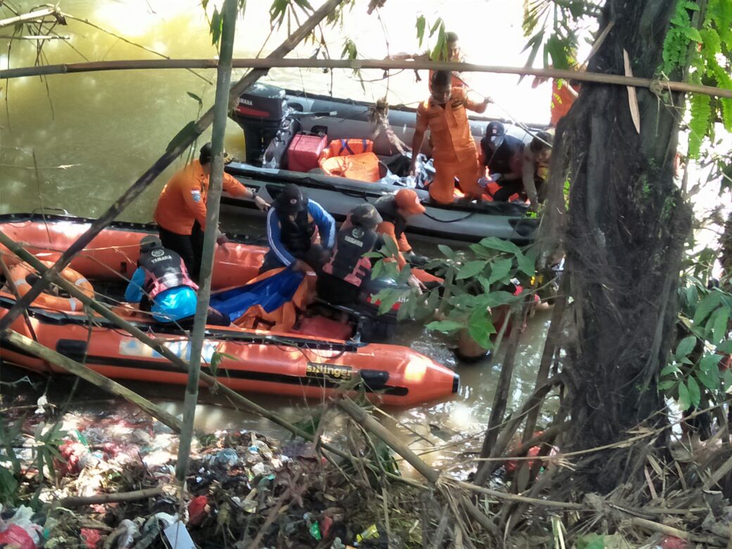 Santri Aris Ditemukan Tersangkut Di Akar Pohon, Satu Korban Lainnya Masih Dalam Pencarian