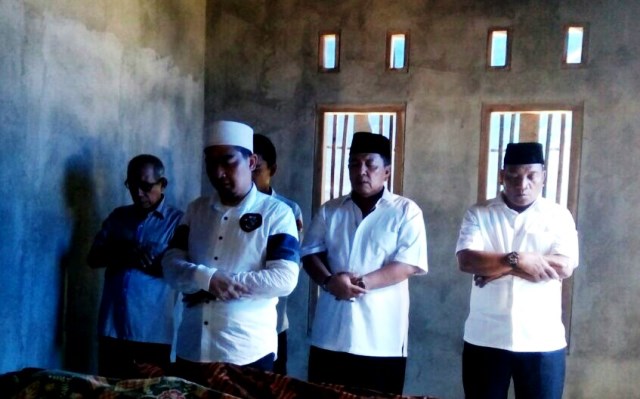 Arinal Solatkan Jenazah Warga Lampura Ditengah Kesibukan Kampanye