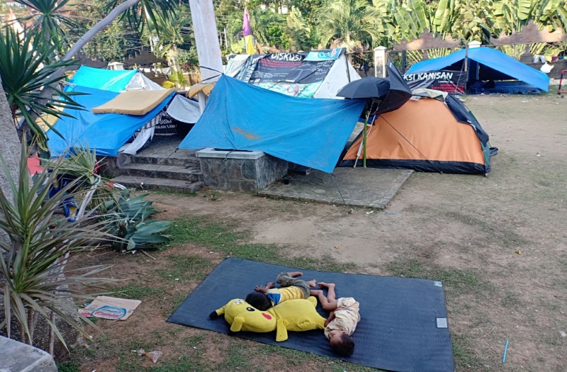 Herman HN “Cuek” Warga eks- Pasar Griya Sudah Sebulan Menginap di Halaman DPRD Kota