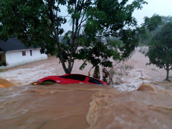 Banjir Di Sejumlah Titik, Sampai Mobil Terseret Arus Di Lamteng