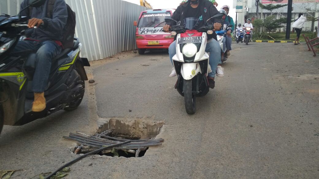 Waspada!! Petaka mengintai di satu Titik Jalan Kawasan Rajabasa ini