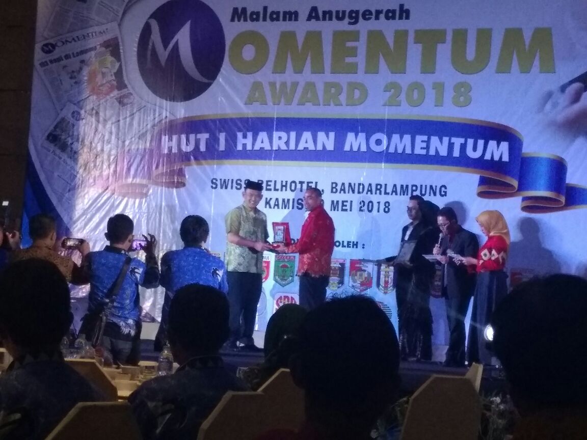 HUT Harian Momentum Berikan Award Prestasi Tokoh Dan Kepala Daerah