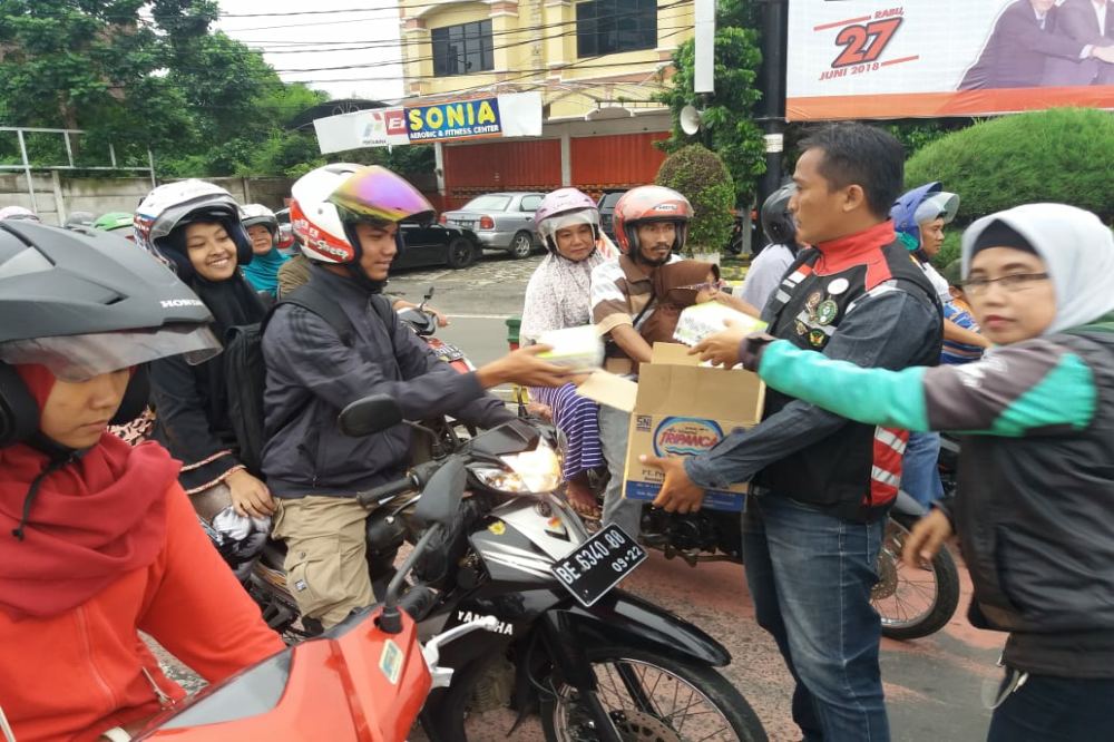 Acara Berbagi Ta’jil Mitra Gojek di Tugu Adipura Sukses Terlaksana