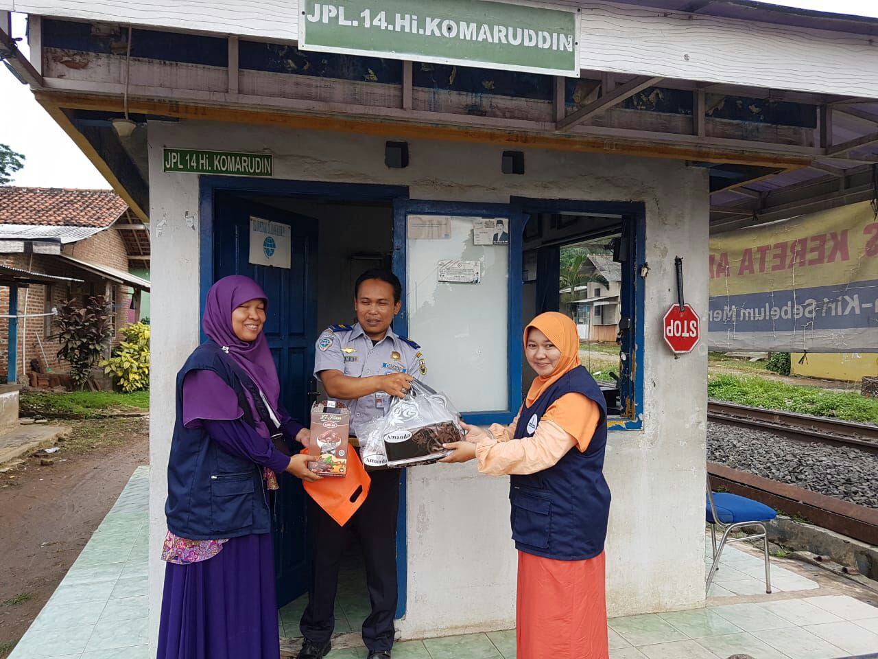 Kompak Lapak Bagikan Takjil untuk Penjaga Perlintasan Kereta Api