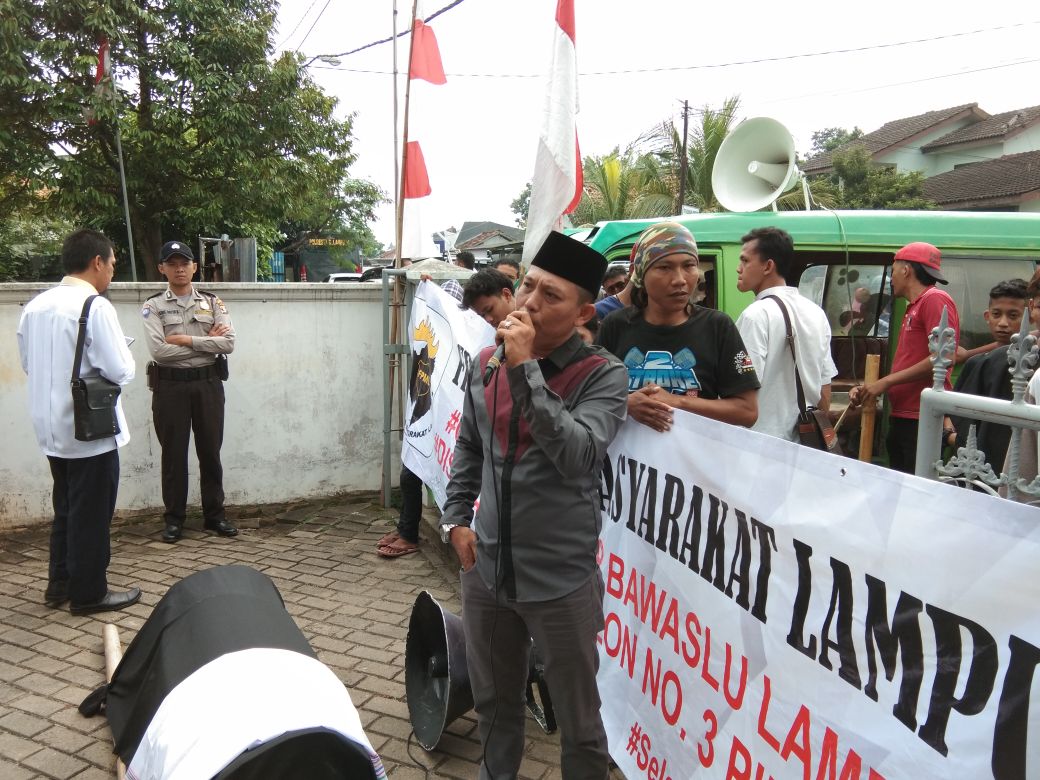 FPML Gelar Aksi di Kantor Sekretariat Bawaslu Lampung