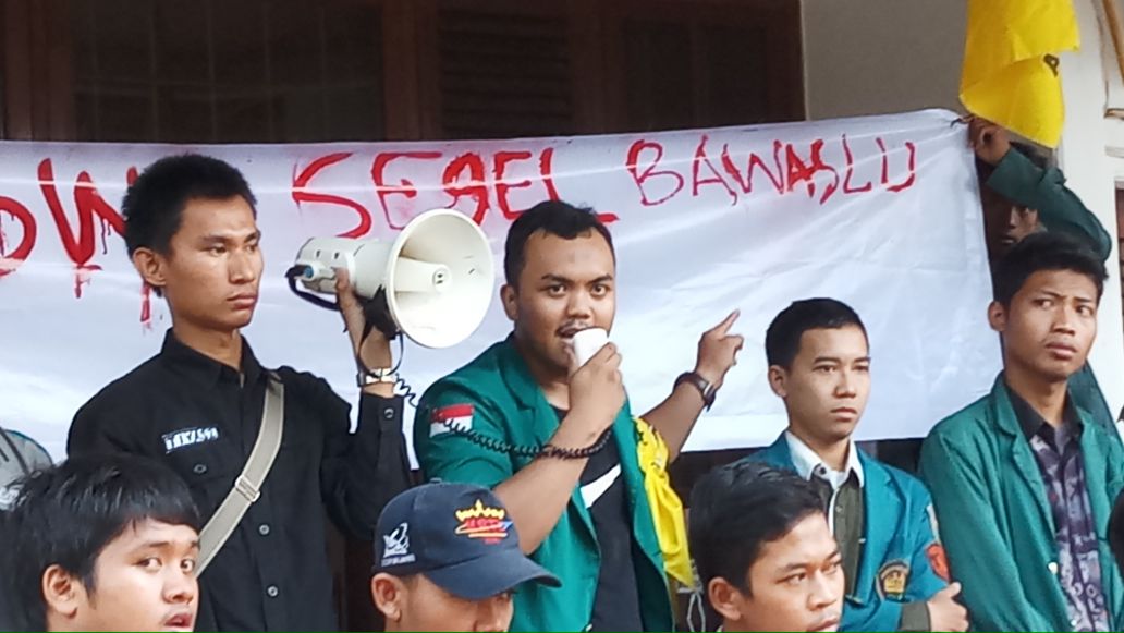 “Gerakan 20 Ribu Mahasiswa Anti Politik Uang” Segel Kantor Bawaslu Lampung