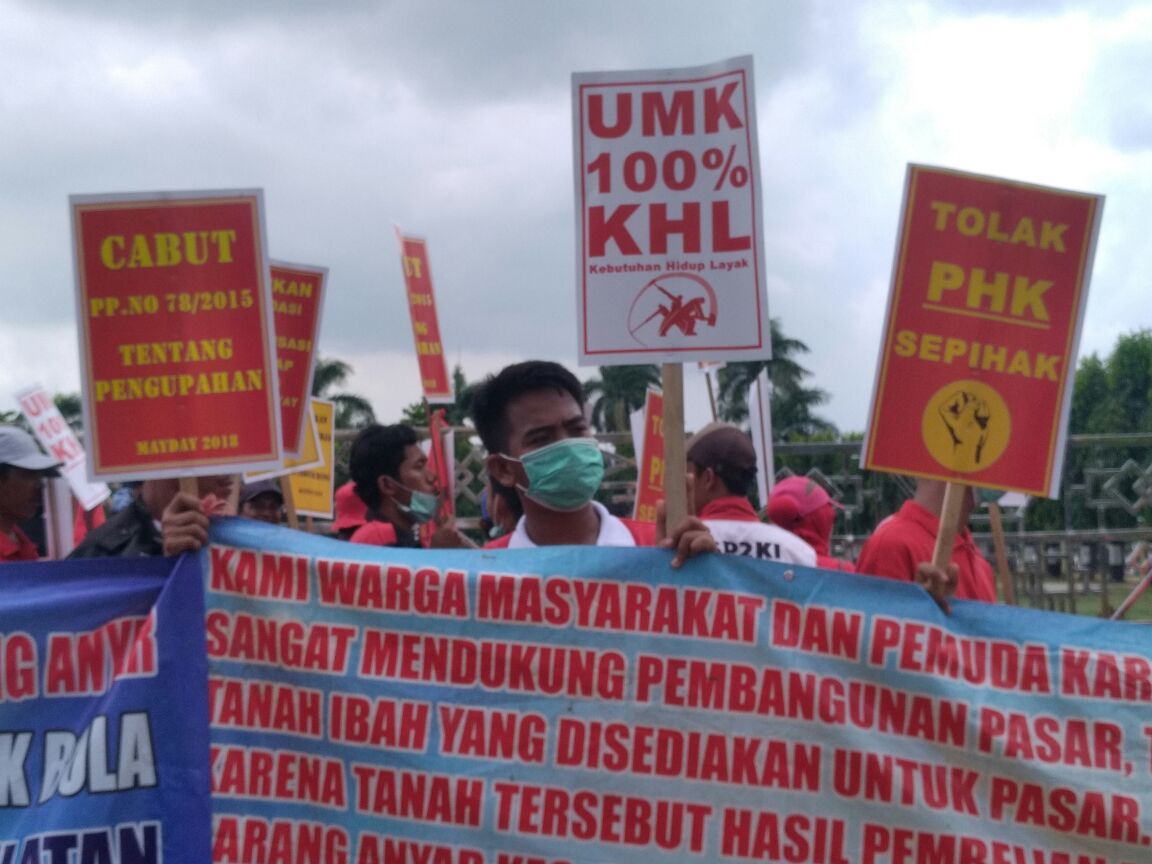 Ratusan Masa FSBKU-KSN Unjukrasa di Kantor Gubernur Lampung