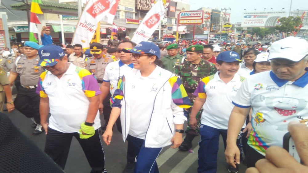 Sambut Kirab Obor Asian Games 2018, Warga Penuhi Flyover MBK