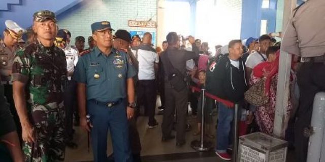 Danrem 043/Gatam Dampingi Wakapolri Tinjau Arus Balik Di Pelabuhan Bakauheni