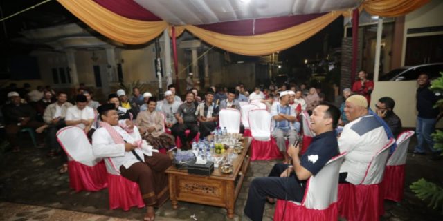 Ridho Ngopi dan Makan Sate Bareng Pedagang Pasar Bambu Kuning