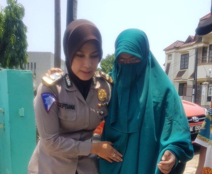 Gaya “Reflek” Polwan Polda Lampung Bantu Wanita Korban Lakalantas