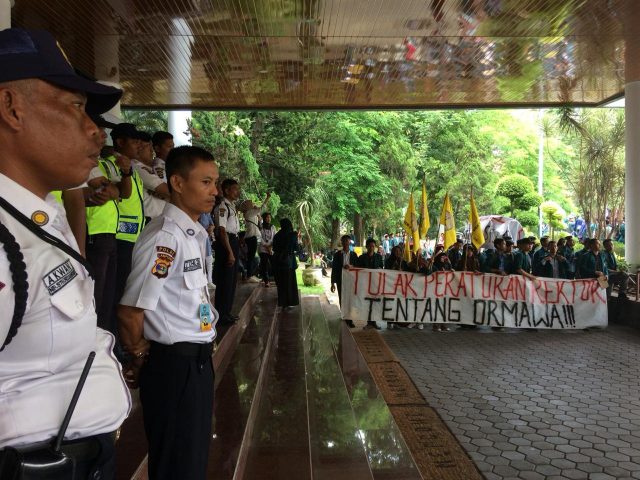 Mahasiswa Desak Warek III Unila Turun Jabatan Namun Ditanggapi Santai