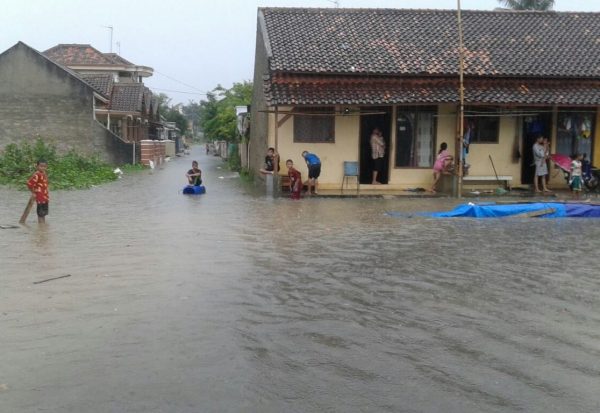 Warga Keluhkan Banjir di Jalan Lukman Tanjung