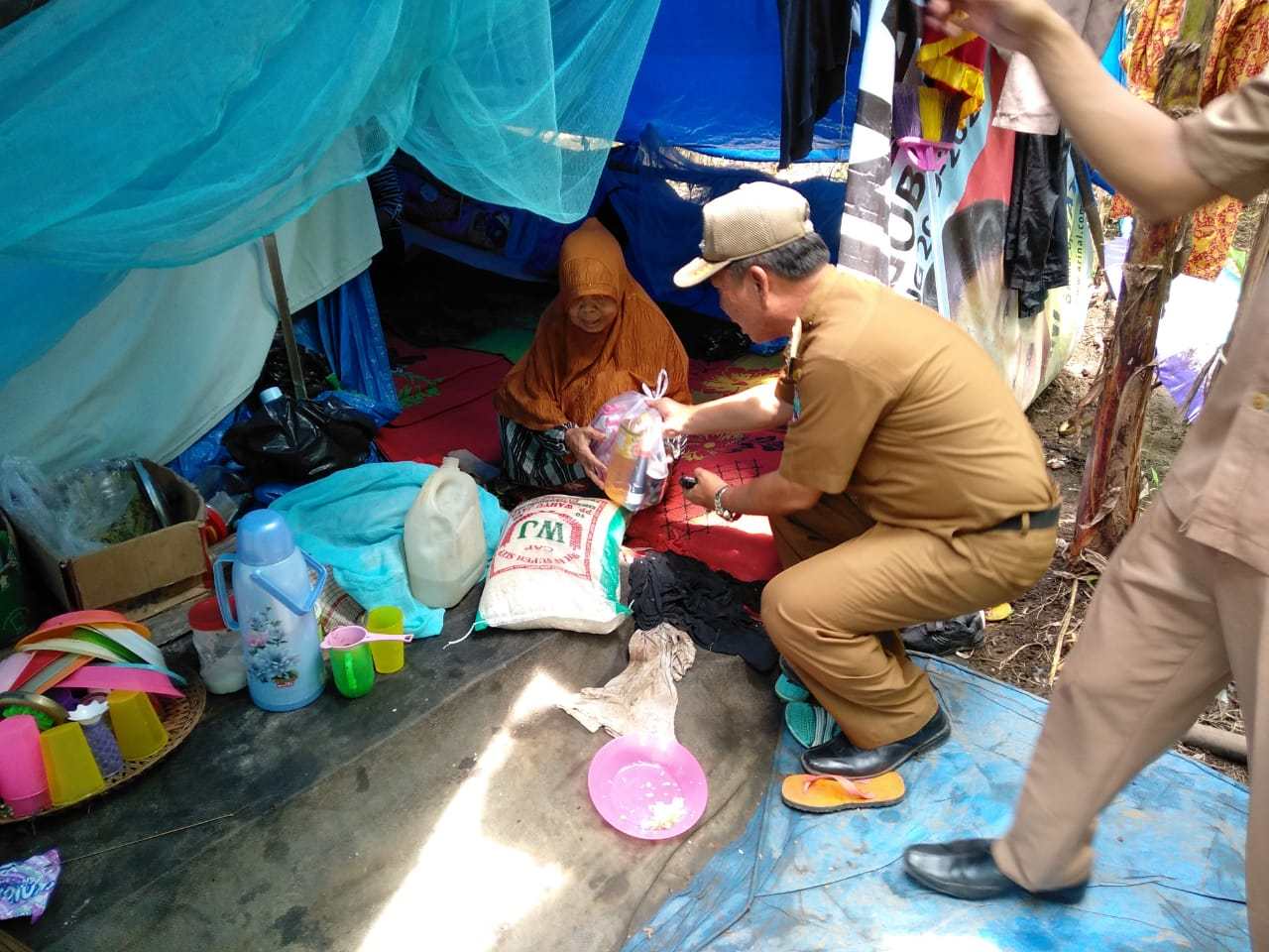 Pemkab Lamsel Salurkan Bantuan Korban Tsunami