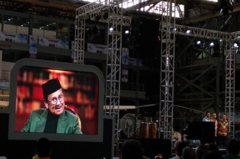 The Founding Father BJ Habibie Terima Penghargaan Dari PT Dirgantara Indonesia