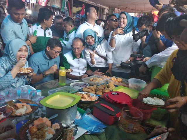 Sandiaga Uno Dialog Santai Sambil Sarapan di Pasar Tugu Bandar Lampung