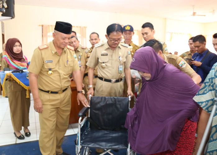 Bupati Pesibar Serahkan Bantuan Penyandang Disabilitas