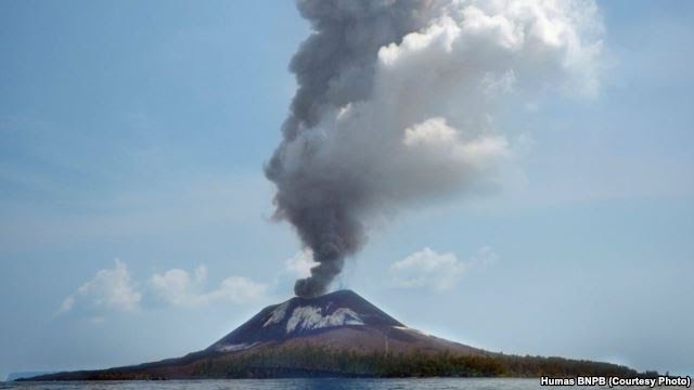 Gunung Anak Krakatau Meletus 56 Kali Hari Ini, Status “Waspada” Sudah Sejak 2012